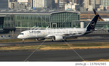 ルフトハンザ航空 羽田空港 飛行機 走行 137642985