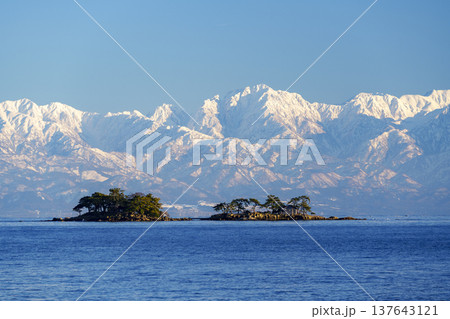 富山湾に浮かぶ虻ガ島と立山連峰の絶景 富山湾に浮かぶ虻ガ島と立山連峰の絶景 137643121