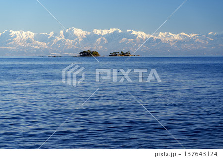 富山湾に浮かぶ虻ガ島と立山連峰の絶景 富山湾に浮かぶ虻ガ島と立山連峰の絶景 137643124