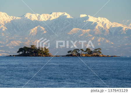 富山湾に浮かぶ虻ガ島と立山連峰の絶景 富山湾に浮かぶ虻ガ島と立山連峰の絶景 137643129