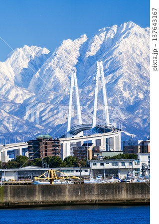 奈呉の浦大橋から眺める新湊大橋と立山連峰の絶景 137643167