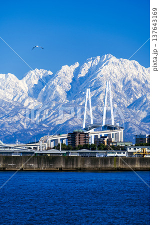 奈呉の浦大橋から眺める新湊大橋と立山連峰の絶景 137643169