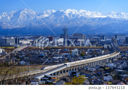 呉羽山から望む富山市街地と北陸新幹線、立山連峰 137643218