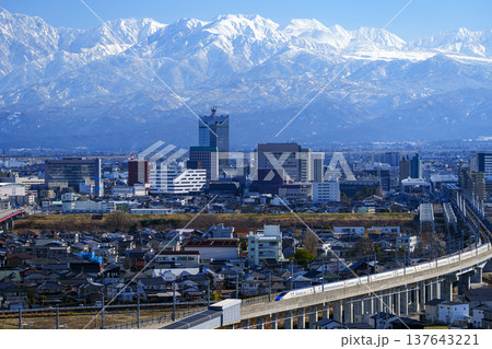 呉羽山から望む富山市街地と北陸新幹線、立山連峰 137643221