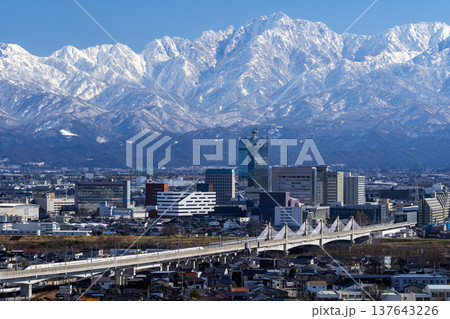 呉羽山から望む富山市街地と北陸新幹線、立山連峰 137643226