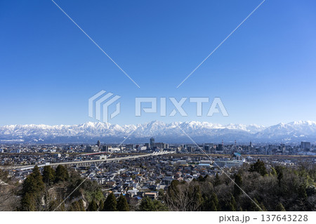 呉羽山から望む富山市街地と北陸新幹線、立山連峰 137643228