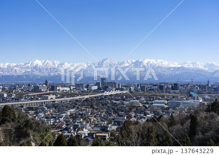 呉羽山から望む富山市街地と北陸新幹線、立山連峰 137643229
