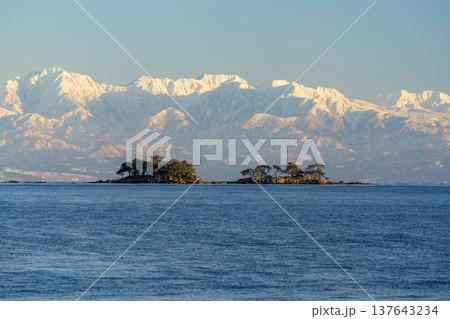 富山湾に浮かぶ虻ガ島と立山連峰の絶景 富山湾に浮かぶ虻ガ島と立山連峰の絶景 137643234