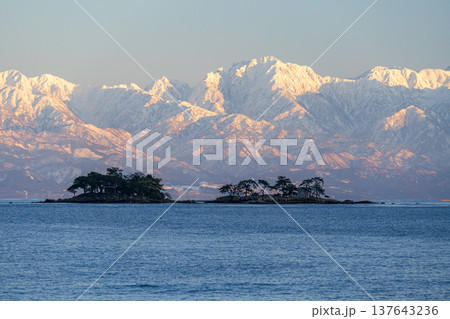 富山湾に浮かぶ虻ガ島と立山連峰の絶景 富山湾に浮かぶ虻ガ島と立山連峰の絶景 137643236