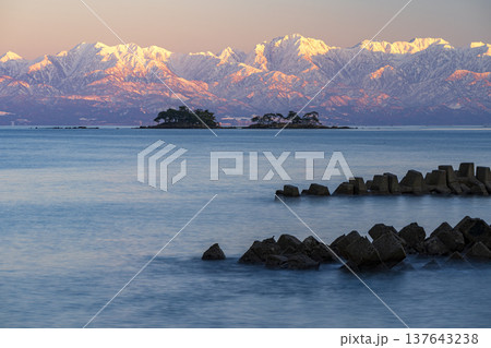 富山湾に浮かぶ虻ガ島と立山連峰の絶景 富山湾に浮かぶ虻ガ島と立山連峰の絶景 137643238