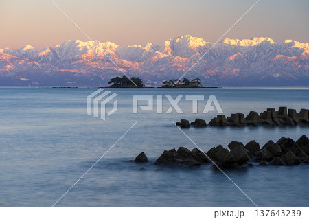 富山湾に浮かぶ虻ガ島と立山連峰の絶景 富山湾に浮かぶ虻ガ島と立山連峰の絶景 137643239