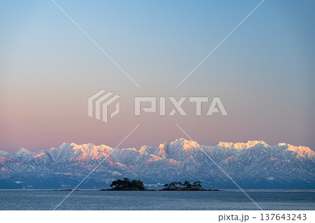 富山湾に浮かぶ虻ガ島と立山連峰の絶景 富山湾に浮かぶ虻ガ島と立山連峰の絶景 137643243