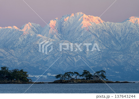 富山湾に浮かぶ虻ガ島と立山連峰の絶景 富山湾に浮かぶ虻ガ島と立山連峰の絶景 137643244