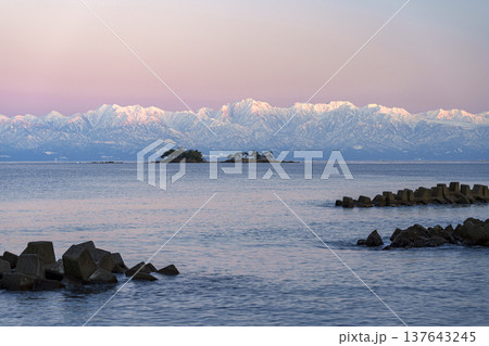 富山湾に浮かぶ虻ガ島と立山連峰の絶景 富山湾に浮かぶ虻ガ島と立山連峰の絶景 137643245