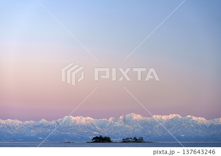富山湾に浮かぶ虻ガ島と立山連峰の絶景 137643246