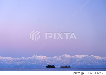 富山湾に浮かぶ虻ガ島と立山連峰の絶景 137643247