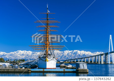 海の貴婦人・海王丸と新湊大橋、立山連峰 137643262