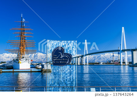 海の貴婦人・海王丸と新湊大橋、立山連峰 137643264