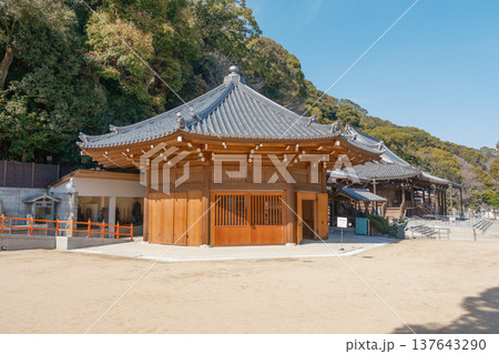 青空に映える神戸・須磨寺・護摩堂 青空に映える神戸・須磨寺・護摩堂 137643290
