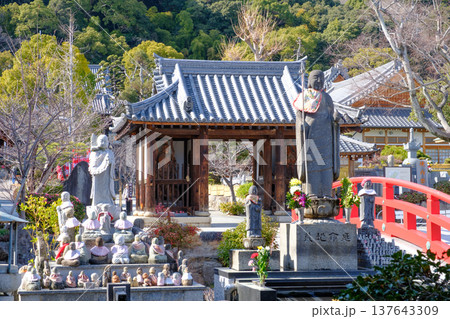 神戸・須磨寺の龍華橋と仁王門 137643309