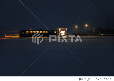 夜のローカル電車 夜のローカル電車 137643387