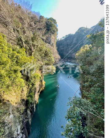 宮崎県の観光地 エメラルドグリーンの高千穂峡とボート 宮崎県の観光地 エメラルドグリーンの高千穂峡とボート 137643399