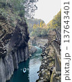 宮崎県の観光地　高千穂峡の川を進むボートの風景 137643401