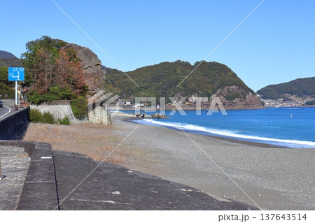 熊野灘（七里御浜）のニセ獅子岩と鬼ヶ城（三重県熊野市） 137643514