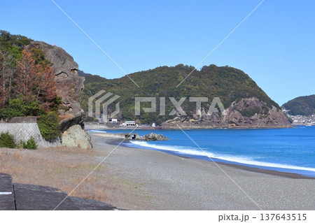 熊野灘(七里御浜)のニセ獅子岩(人面岩)と鬼ヶ城(三重県熊野市) 熊野灘(七里御浜)のニセ獅子岩(人面岩)と鬼ヶ城(三重県熊野市) 137643515