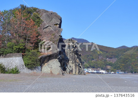 熊野灘(七里御浜)の獅子岩(奥)とニセ獅子岩(三重県熊野市) 熊野灘(七里御浜)の獅子岩(奥)とニセ獅子岩(三重県熊野市) 137643516