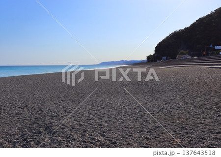 七里御浜の砂礫海岸(三重県熊野市) 七里御浜の砂礫海岸(三重県熊野市) 137643518