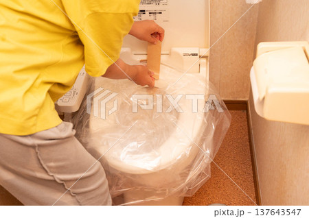 凝固剤とポリ袋でトイレを防災トイレにセッティング 137643547