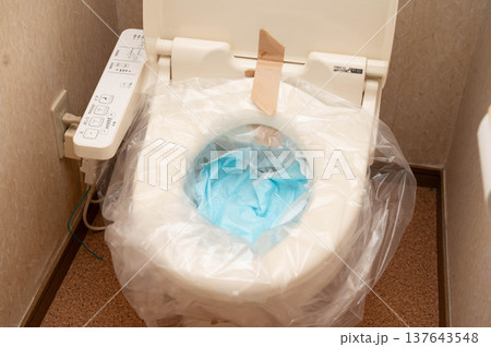 凝固剤とポリ袋でトイレを防災トイレにセッティング 137643548