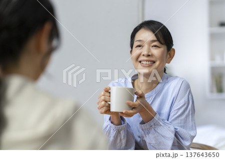 娘と笑顔で会話をする母親 娘と笑顔で会話をする母親 137643650