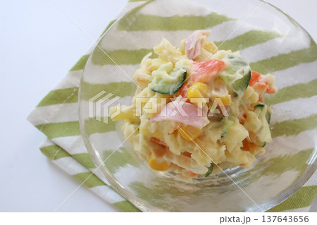 手作りのポテトサラダ　アップ 137643656