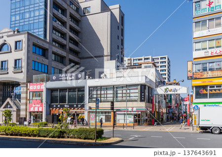 東京の都市風景　武蔵境駅北口風景 137643691