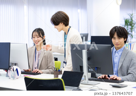 ビジネス　オフィスで働く男女 137643707