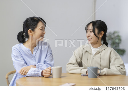 笑顔で会話をする母娘 笑顔で会話をする母娘 137643708