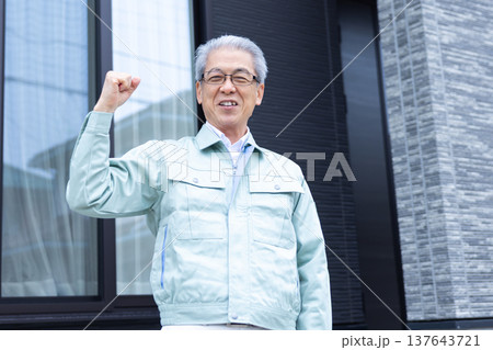 作業服を着ているシニア男性のポートレート 137643721