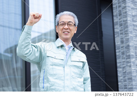 作業服を着ているシニア男性のポートレート 作業服を着ているシニア男性のポートレート 137643722