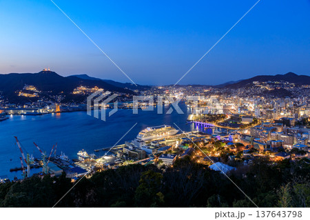 冬の鍋冠山公園から見た夜景　長崎県長崎市 137643798
