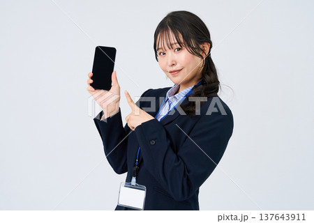 スマートフォンを操作するビジネスウーマン 137643911