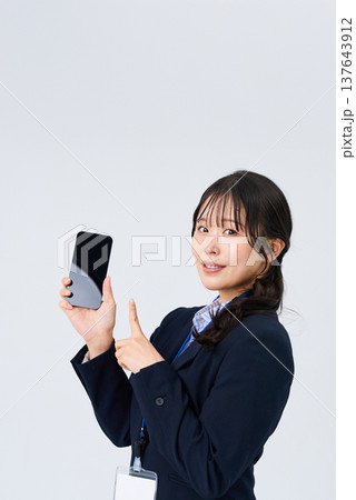 スマートフォンを操作するビジネスウーマン 137643912