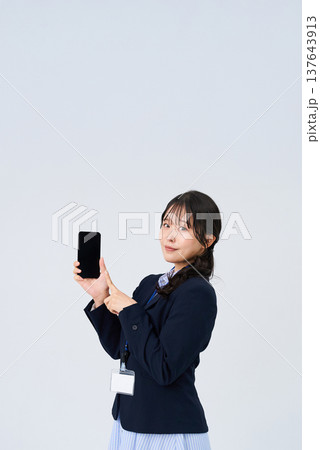 スマートフォンを操作するビジネスウーマン 137643913