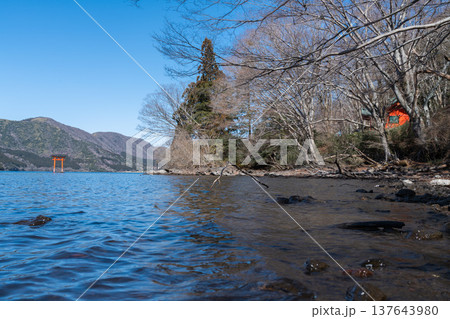 最強のパワースポット。龍神を祀る箱根・九頭竜神社本宮の神秘的な水中鳥居 137643980
