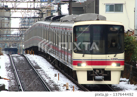 ［KO］冬の京王本線8000系電車（特急：10両編成） 137644492