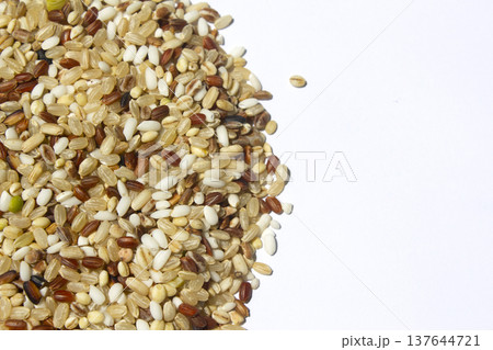 These are grains of mixed grain. These are grains of mixed grain. 137644721