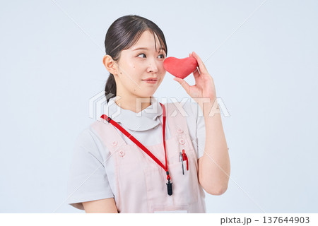 白衣とエプロンを着た若い女性 白衣とエプロンを着た若い女性 137644903