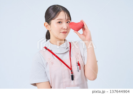 白衣とエプロンを着た若い女性 137644904