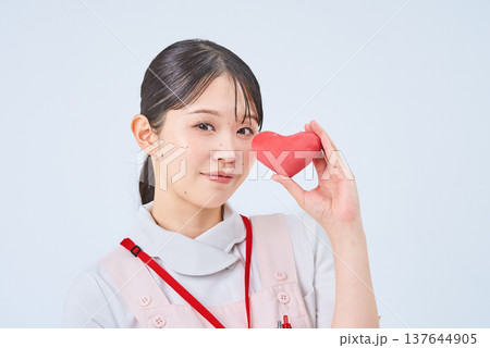 白衣とエプロンを着た若い女性 白衣とエプロンを着た若い女性 137644905
